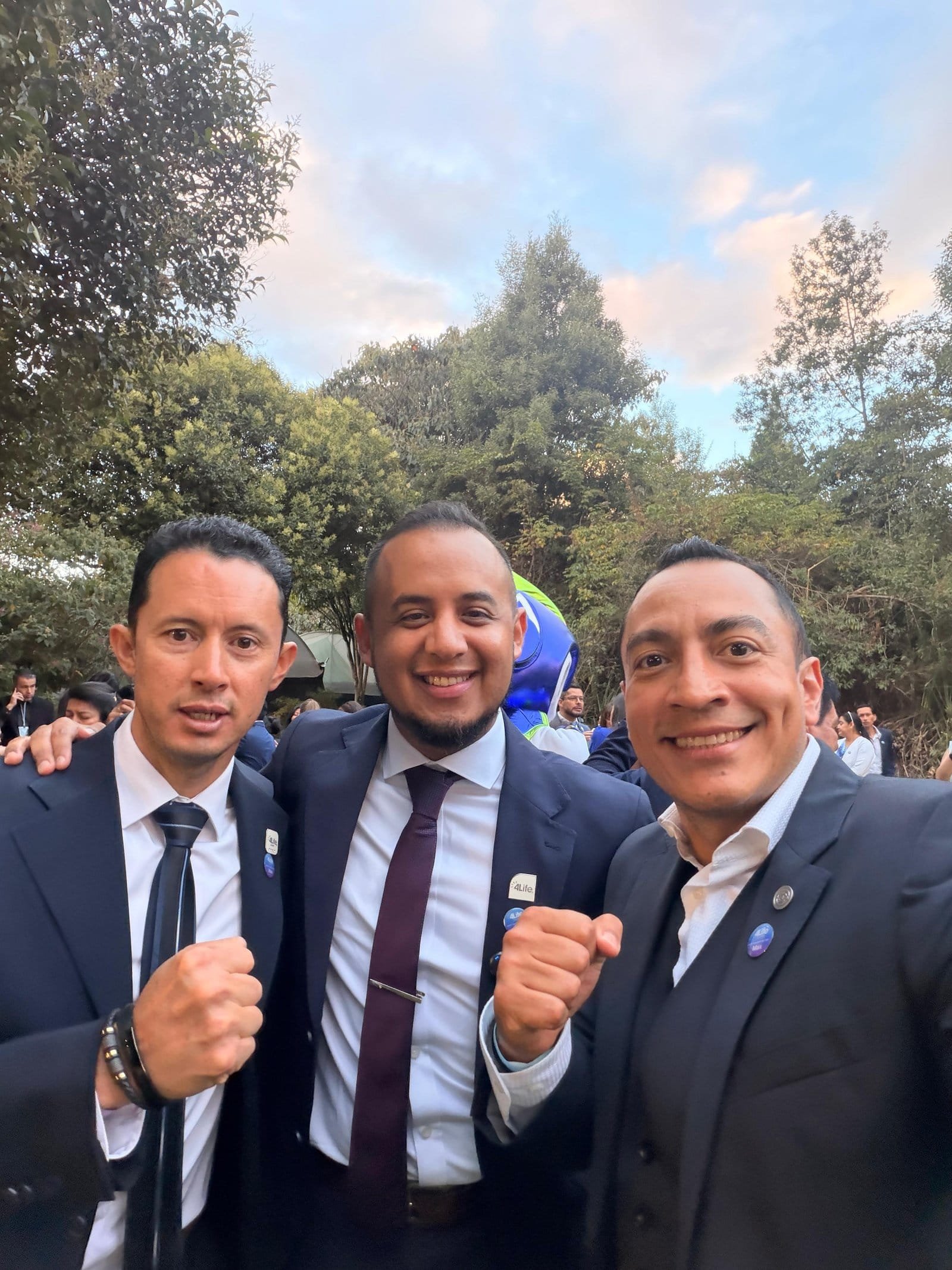 Rafael Ortega con dos líderes del equipo en encuentro al aire libre