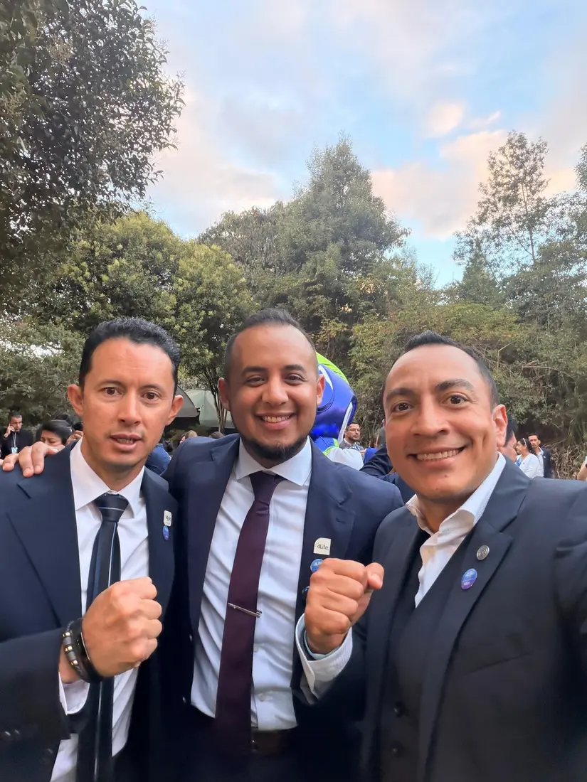 Rafa el Networker con dos líderes del equipo en encuentro al aire libre