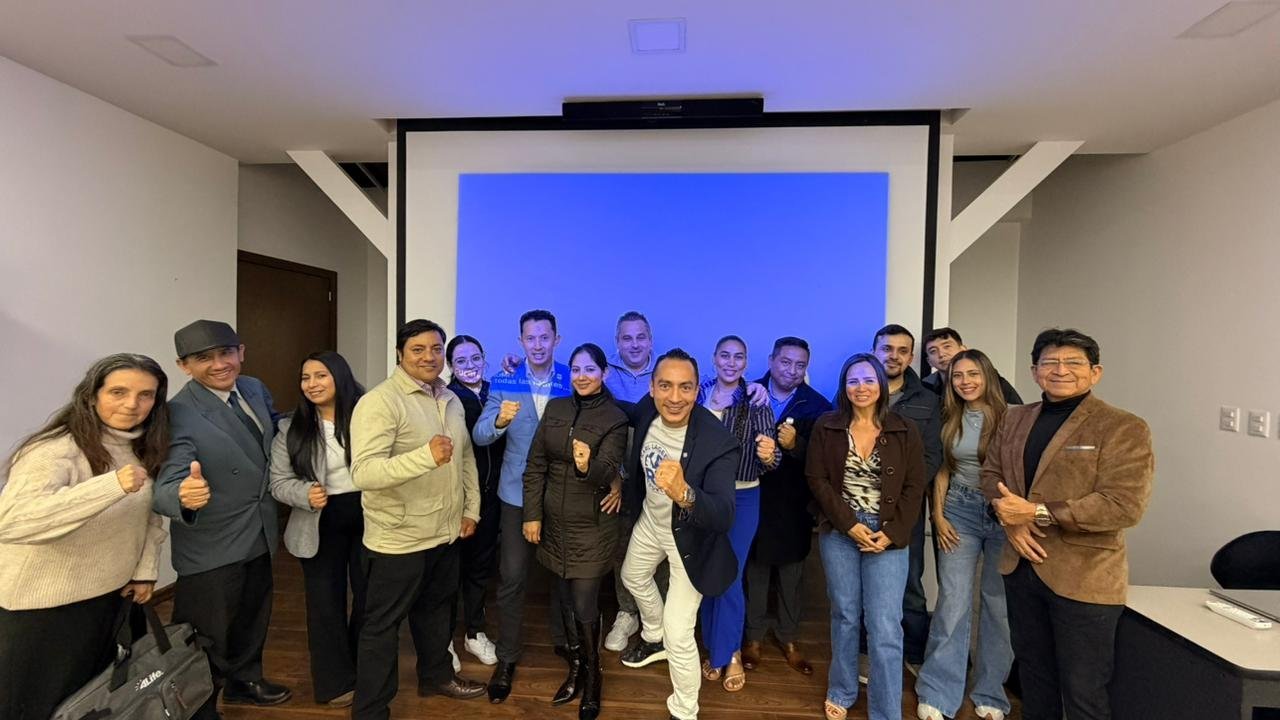 Retiro de Liderazgo Celebración de Éxito 4Life - Gran grupo en salón con techo de madera ambiente de retiro - Equipo de Mentoría Global
