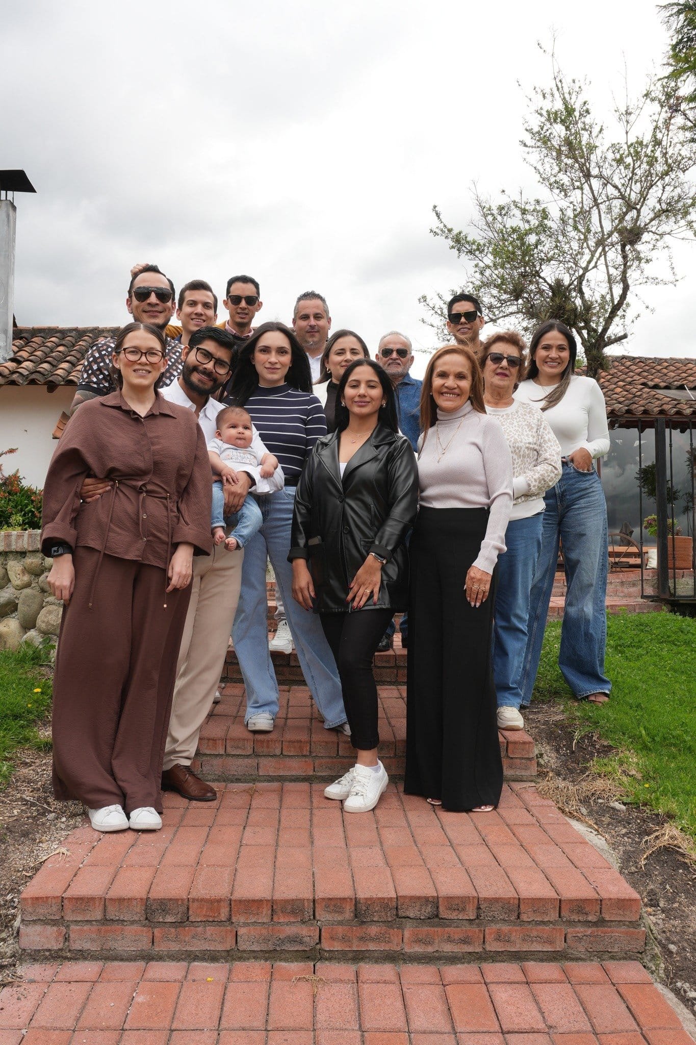 Asesoría Profesional de Negocios Evento de Logros 4Life - 2 hombres en pose profesional en interiores - Equipo de Mentoría Global