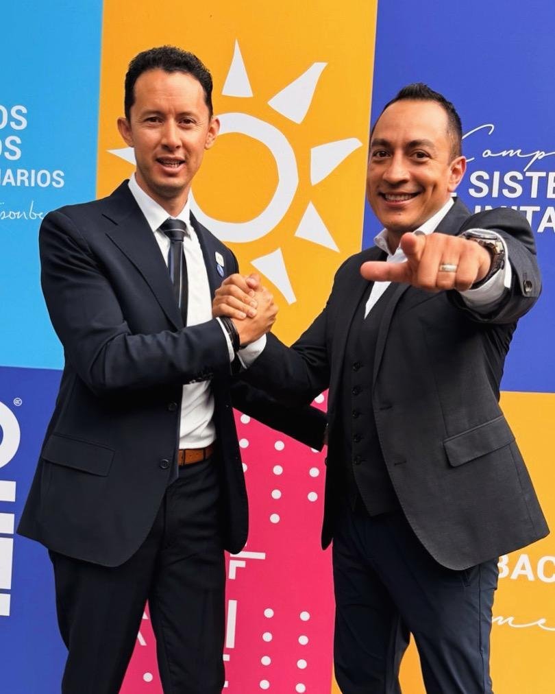 Rafael Ortega estrechando la mano a un líder del equipo en evento de campaña 4Life