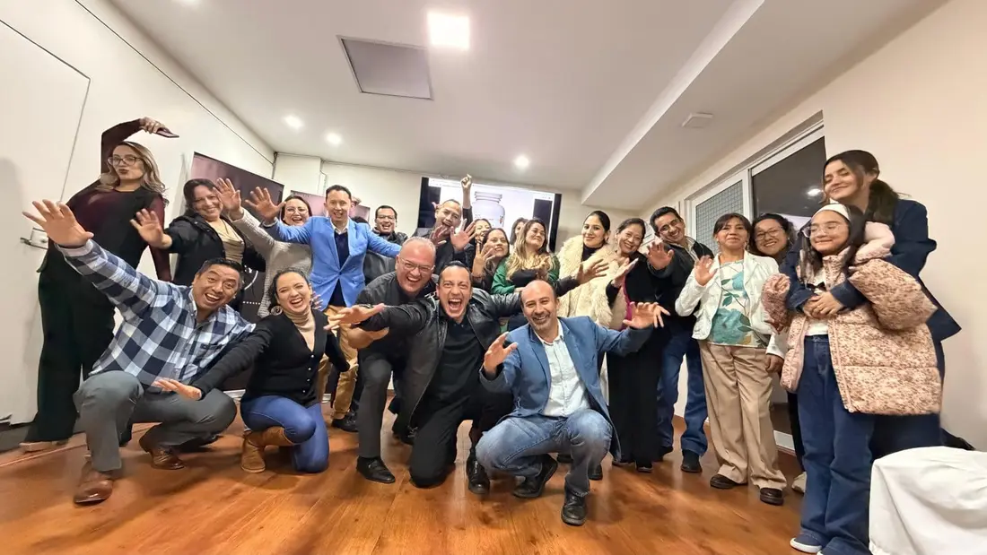 Rafa el Networker con equipo de líderes en sesión grupal indoor con energía y celebración