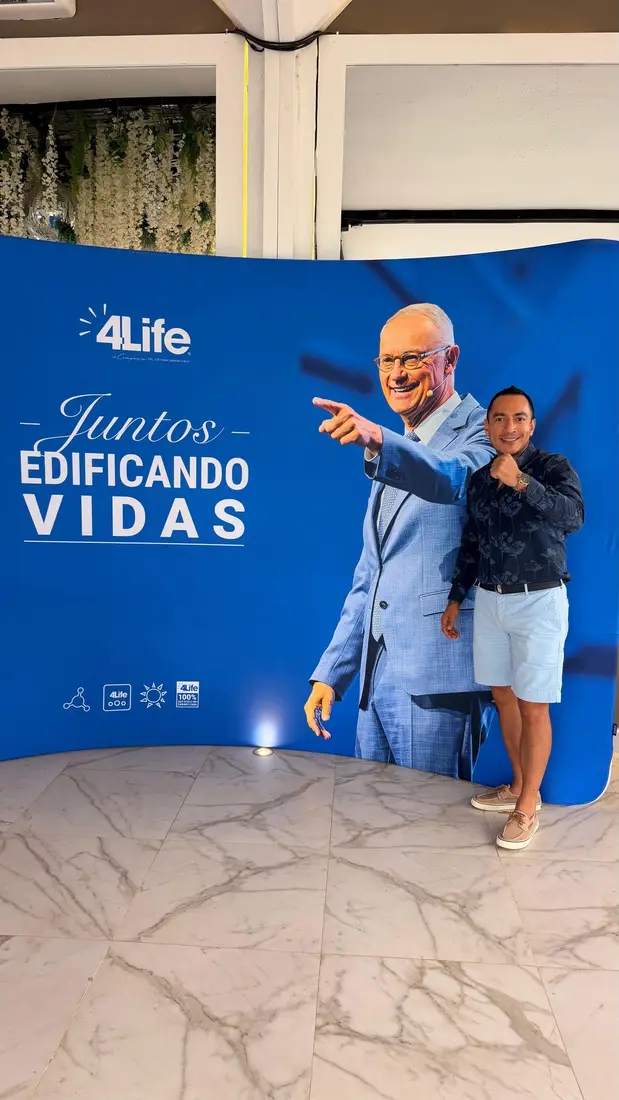 Rafa el Networker junto al mural 4Life Juntos Edificando Vidas