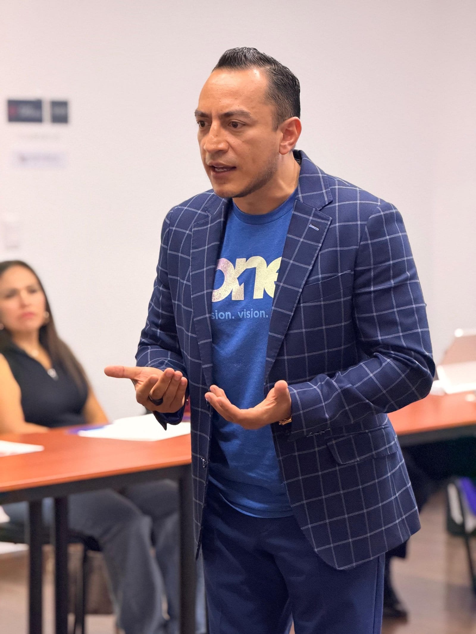 Rafael Ortega explicando conceptos de liderazgo durante entrenamiento práctico en aula