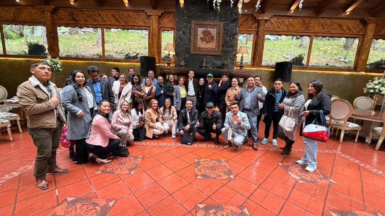 Reunión Ejecutiva de Líderes Evento de Logros 4Life - Grupo en interior elegante con plantas - Equipo de Mentoría Global