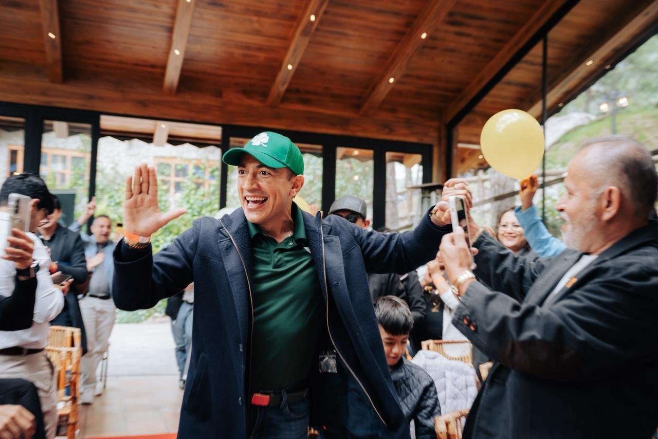 Reconocimiento en Tarima Celebración de Éxito 4Life - Rafael Ortega en evento celebrando con la audiencia - Expansión Internacional