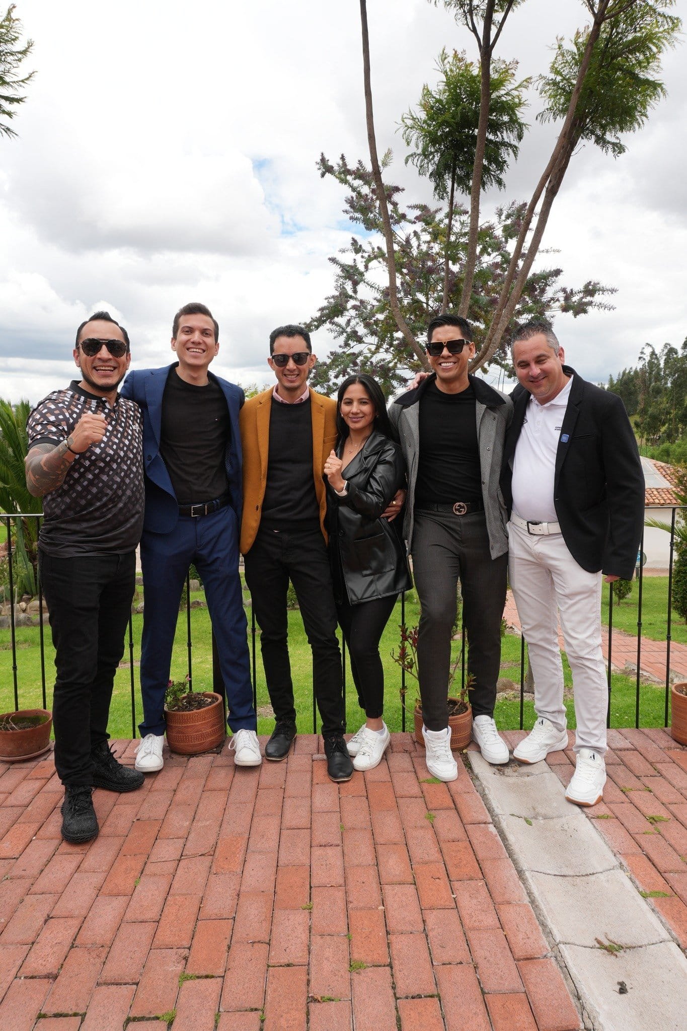Reunión de Liderazgo al Aire Libre Celebración de Éxito 4Life - Equipo de 6 personas al aire libre con árboles - Equipo de Mentoría Global - Evento al aire libre
