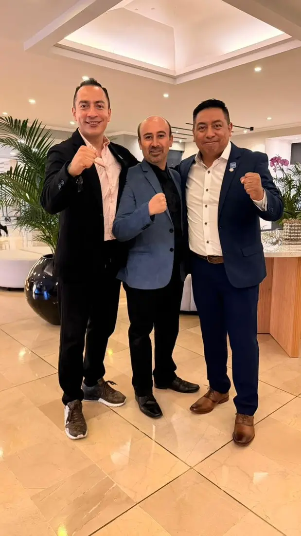 Planificación Estratégica Galería de Éxito 4Life - Tres hombres en interior elegante postura de éxito - Equipo de Mentoría Global