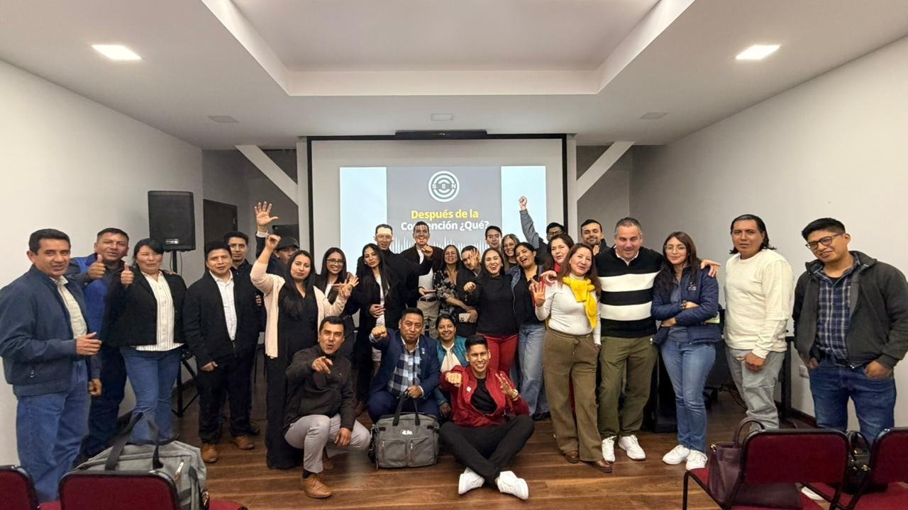 Convención Global 4Life Evento de Logros 4Life - Gran grupo del equipo celebrando en conferencia - Expansión Internacional