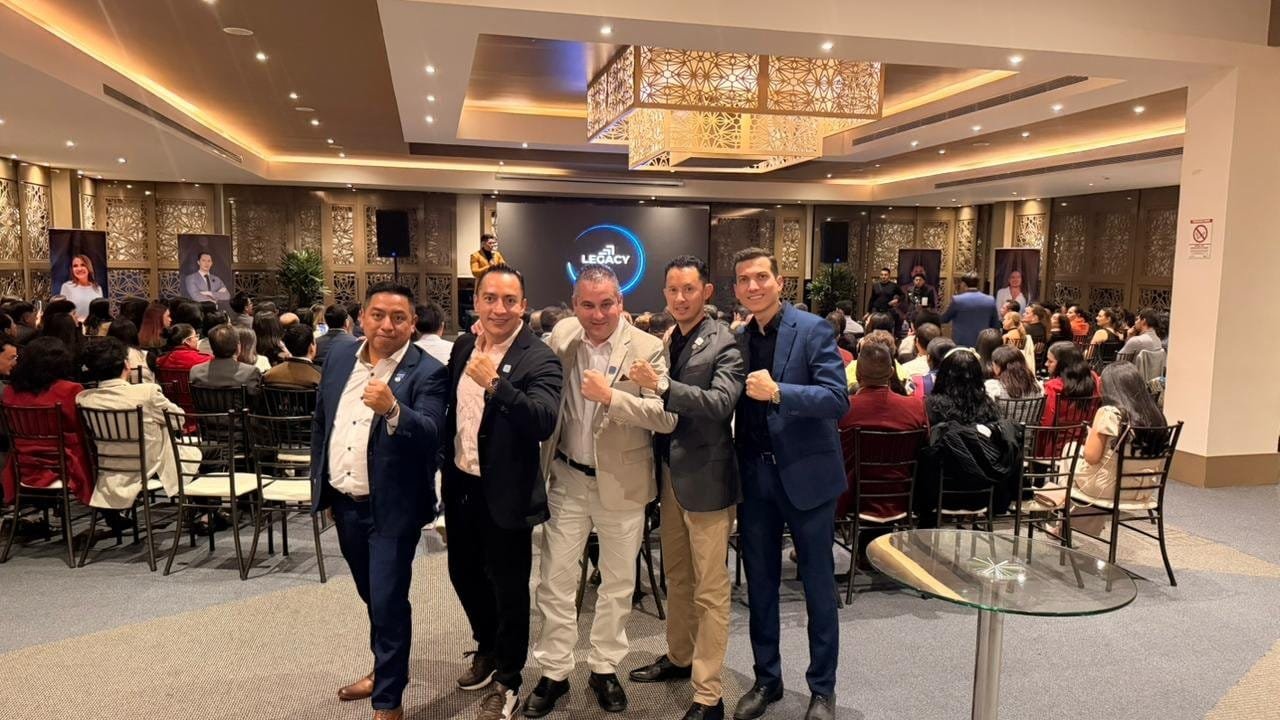 Equipo en Evento 4Life Legacy Evento de Logros 4Life - 5 hombres en evento de 4Life Legacy - Mentoría Global - Conferencia Internacional