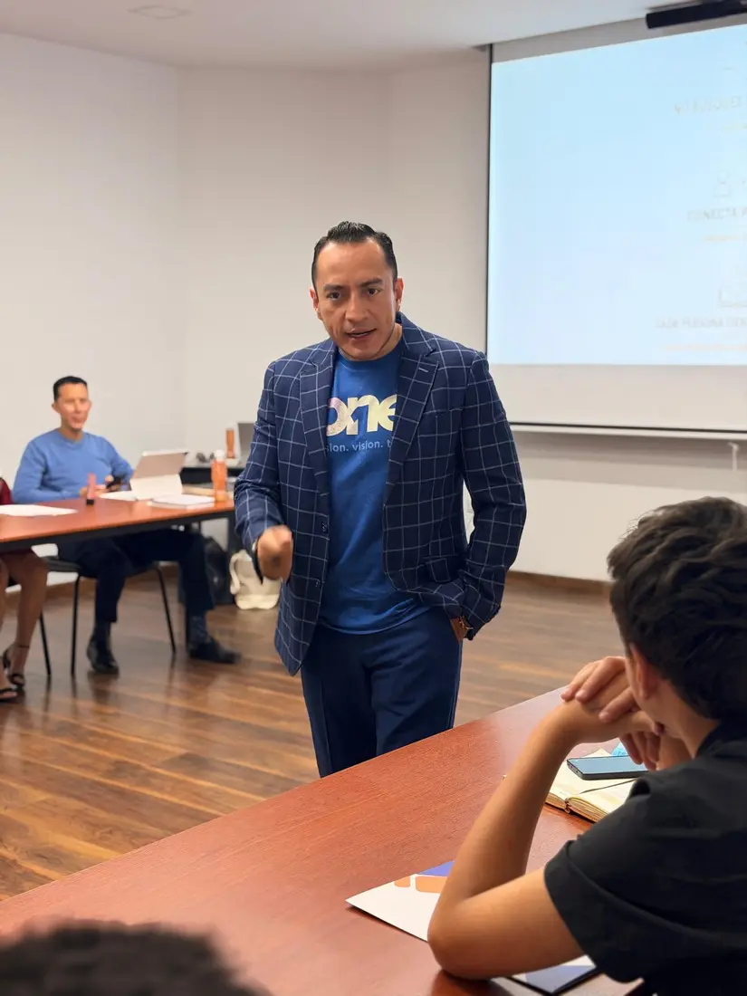Rafa el Networker impartiendo sesión de formación en sala de capacitación con proyector y asistentes