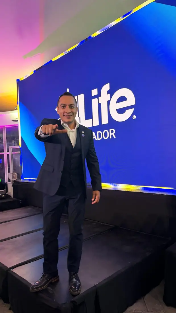 Rafa el Networker en escenario 4Life Ecuador señalando al público