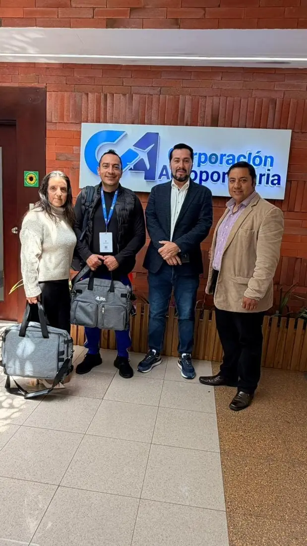 Viaje de Incentivo 4Life Evento de Logros 4Life - Cuatro profesionales en el aeropuerto viajando a evento - Expansión Internacional
