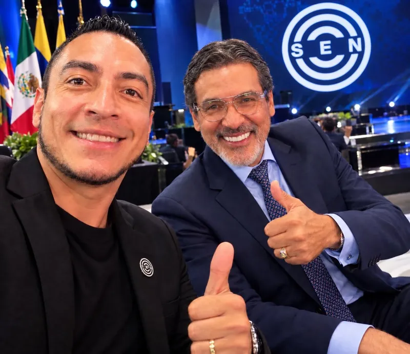 Selfie de Rafa el Networker con otro asistente en el escenario del evento Social Economic Networkers (SEN)